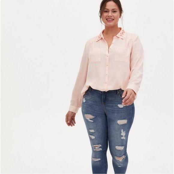 NWOT TORRID LIGHT PINK GEORGETTE EMBELLISHED COLLAR BUTTON FRONT BLOUSE - Picture 3 of 5